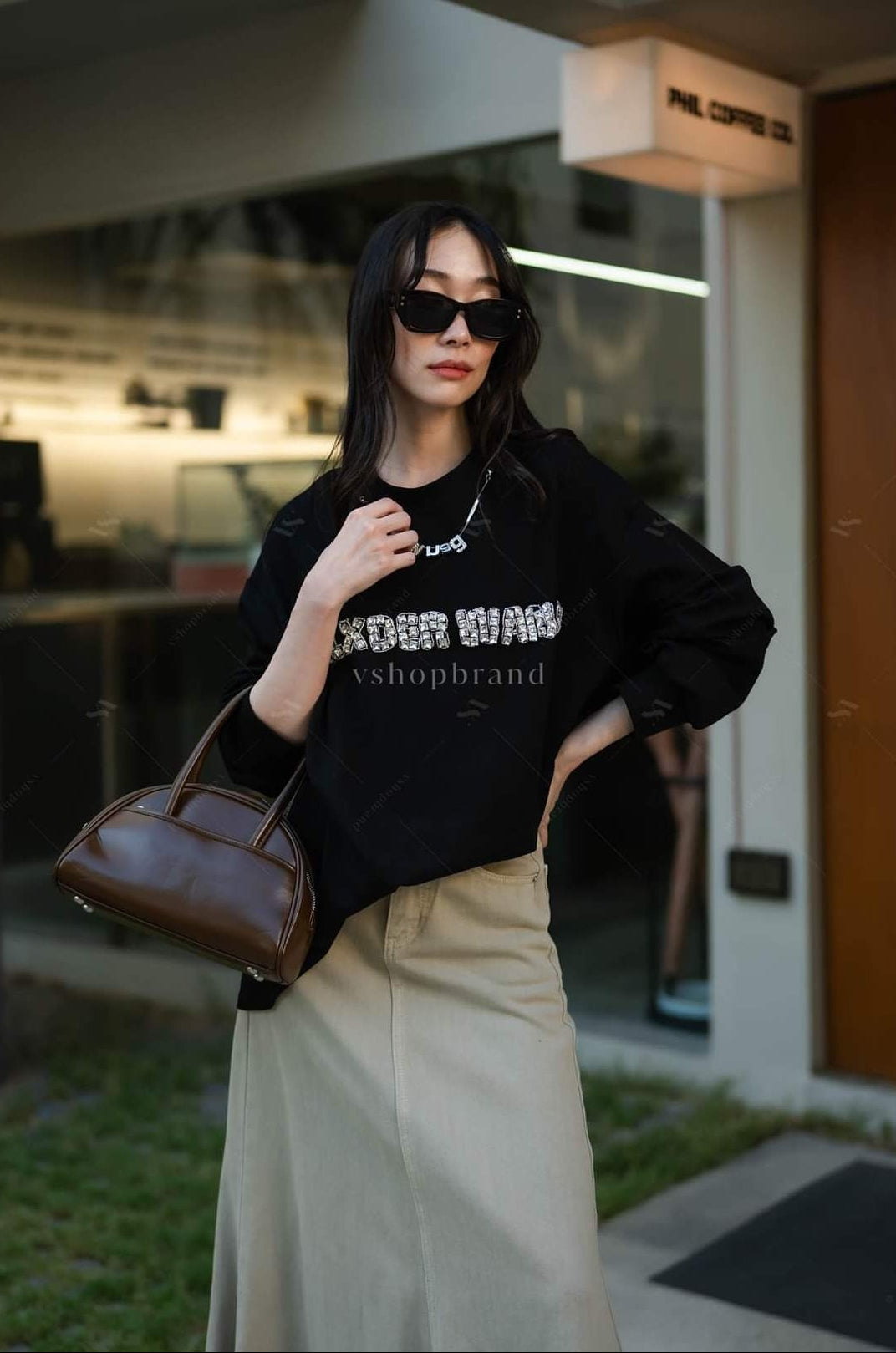 Women's jumper front embroidered necklace design shirt