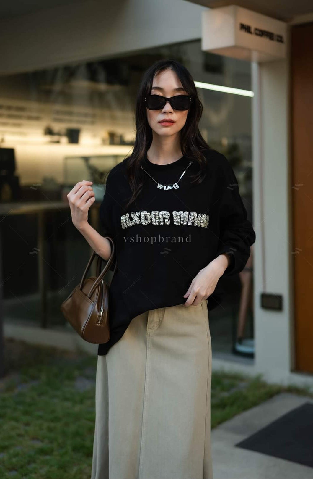 Women's jumper front embroidered necklace design shirt