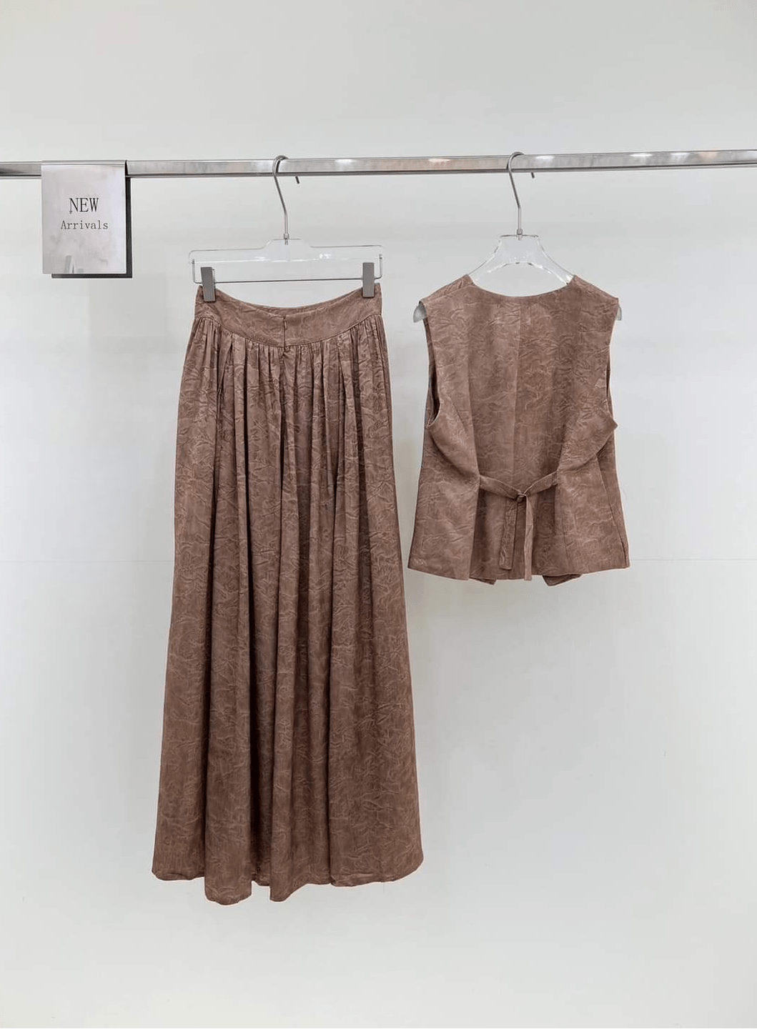 Women's two pieces set classy vest top with A-line maix pleated skirt